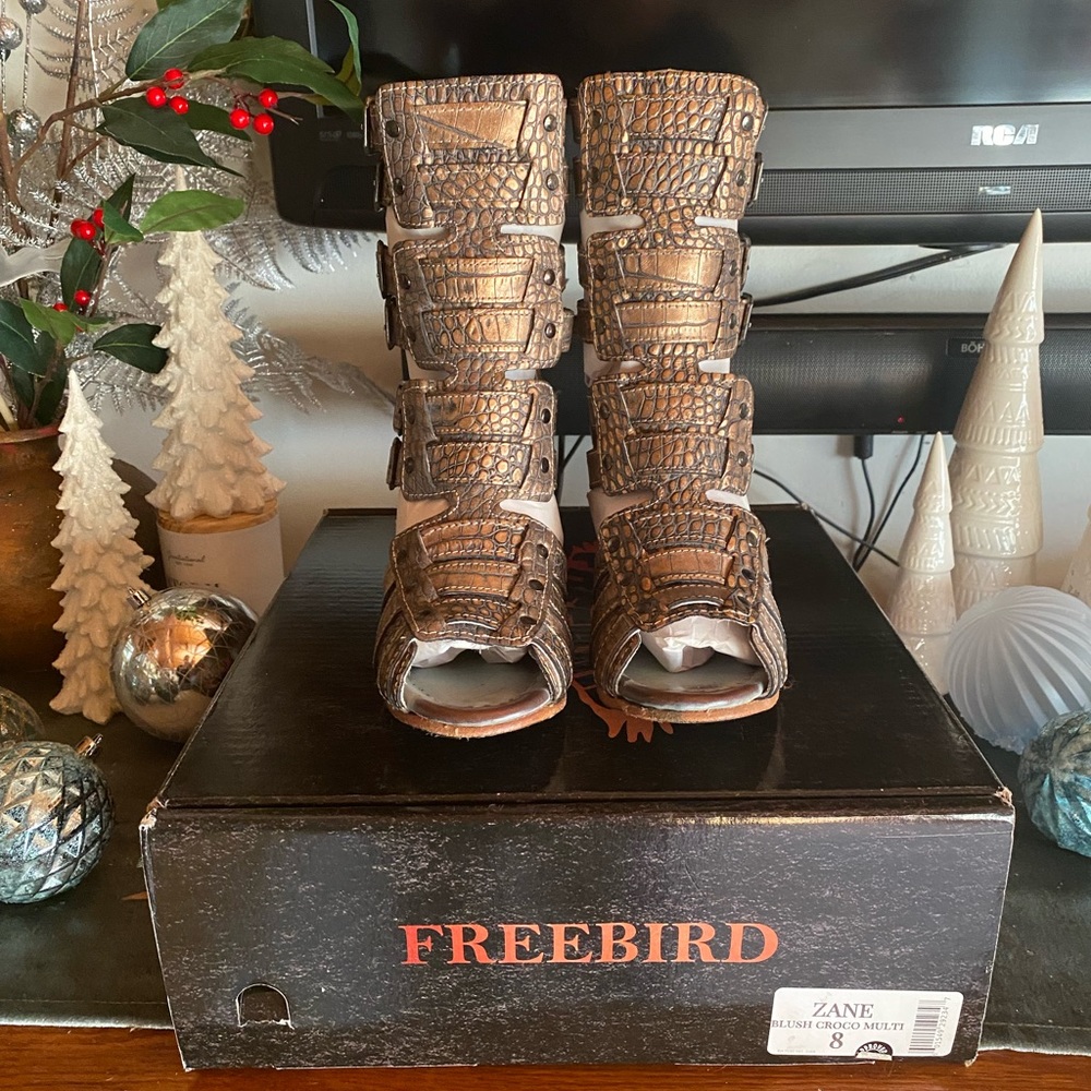 BNIB Freebird Blush Croco Zane size 8